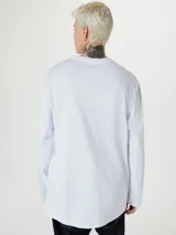 Camiseta blanca de algodón de manga larga y cuello redondo.