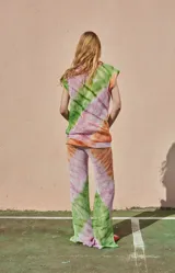 Conjunto calado de pantalón oxford y musculosa con degradé de color rosa a gris.