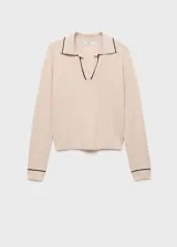 Jersey de punto fino color beige con cuello polo y solapa, manga larga con puños acanalados y ribetes en contraste.