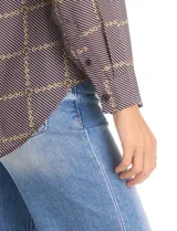 Camisa de gasa marca Elie Tahari, con cuello camisero, cierre frontal de botones y mangas largas con puños abotonados. Presenta un estampado geométrico de cadenas sobre un fondo gris con rayas diagonales.