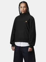 Buzo de cuello alto con cierre frontal parcial, confeccionado en tejido de algodón y poliéster. Presenta un diseño de corte holgado con puños y ruedo acanalados, y el logo de la marca bordado en el pecho.