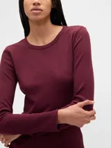 Remera de manga larga confeccionada en tejido tipo waffle, con cuello redondo y ruedo redondeado.