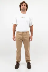 Pantalón color camel con corte de jean clásico y fit relajado.