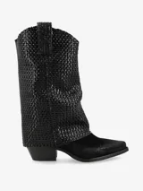 Bota de caña media color negro con detalle de tramado en los laterales. Diseño de punta fina y taco ancho bajo. Confeccionada 100% en cuero.