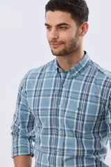 Camisa de manga larga de calce slim, con diseño a cuadros en tonos azul oscuro, verde y blanco. Presenta cuello camisero con botones y bolsillo ojal en el pecho con detalle bordado.