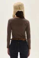 Remera de manga larga color marrón, con escote en V y calce al cuerpo.