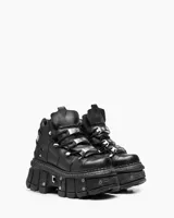 Borcego negro de cuero con plataforma track y detalles metálicos. Ajuste con cordones y hebillas.