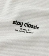 Remera de manga larga Blue Steel, confeccionada en tejido texturizado de poliéster con elastano. Presenta cuello redondo y estampa frontal con la frase 'Stay Classic'.