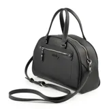 Cartera tipo baúl de cuero sintético color negro con textura graneada. Tiene doble asa de mano, correa bandolera regulable y extraíble, cierre superior, bolsillo frontal con cierre, bolsillo interno con cierre y dos bolsillos internos abiertos.