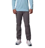 Pantalón chino Columbia modelo Roc Chino Pant, color gris, de corte recto con trabillas para cinturón, bolsillos inclinados y bolsillo lateral con cierre de cremallera.