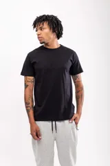Remera negra de manga corta, confeccionada en 100% algodón, con cuello redondo y corte clásico.