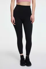 Calza deportiva de tiro alto en color violeta, confeccionada en tejido técnico elástico de alta compresión, con costuras reforzadas y diseño ajustado al cuerpo.