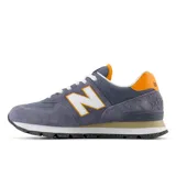 Championes urbanos New Balance modelo 574, color gris azulado con detalles en naranja y blanco. Confeccionados en una combinación de ante y malla, cuentan con el logo 'N' lateral, entresuela con tecnología ENCAP para mayor sujeción y suela con diseño moteado.
