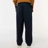 Pantalón de sarga color azul marino, de corte ancho y tiro medio.