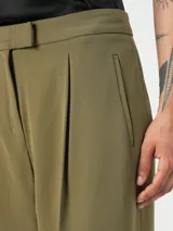 Pantalón de sarga tailored de Calvin Klein, color verde militar, con corte recto, talle medio, bolsillos laterales y detalles plisados en la parte delantera.