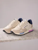 Championes urbanos Rusty Dakarw, color beige con detalles en azul y violeta.