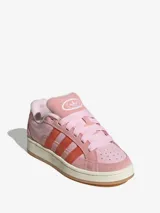 Zapatillas Adidas Campus 00s Beta color rosa con las tres tiras laterales en naranja. Inspiradas en las zapatillas de skate clásicas de Adidas Wilcox y Beta.