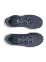 Championes de running Under Armour modelo Charged Pursuit 4, color gris con entresuela blanca. Presentan una parte superior de malla transpirable, logo de la marca en el lateral y tecnología Charged Cushioning en la entresuela para mayor amortiguación y respuesta.