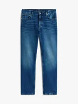 Jean de corte recto con efecto desteñido y lavado desgastado, confeccionado en denim de algodón elástico. Presenta el clásico diseño de cinco bolsillos con detalles distintivos de la marca.