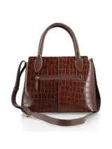 Cartera de mano tipo tote con textura efecto cocodrilo en color marrón chocolate. Cuenta con doble asa superior, correa larga ajustable y extraíble, y detalle de logo metálico en el frente.