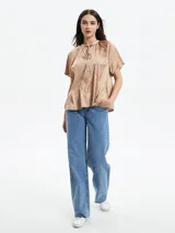 Camisa color verde oliva de mangas cortas con cuello redondo y lazo ajustable.