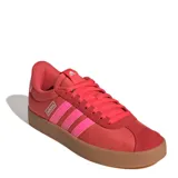 Championes Adidas VL Court 3.0 de estilo urbano, con diseño retro y silueta atemporal. Presentan una combinación de tonos rojos y rosados con las icónicas tres bandas laterales y suela de goma color marrón.