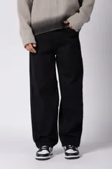 Pantalon de corte baggy con calce holgado y relajado, confeccionado en tela de algodón resistente. Presenta diseño de cinco bolsillos y cierre frontal con botón y cremallera.