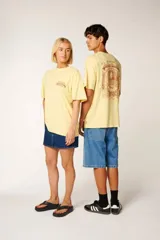 Remera de manga corta color amarillo ocre, corte holgado y diseño con estampa gráfica en el pecho y en la espalda.