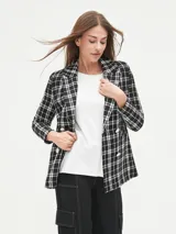Blazer negro con estampado a cuadros blancos, doble botonadura y solapas de muesca.