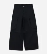 Pantalón cargo de corte mega baggy, color negro, confeccionado en sarga de algodón. Presenta múltiples bolsillos funcionales y un diseño versátil que permite transformar la prenda en bermuda mediante un sistema de ajuste en las piernas.