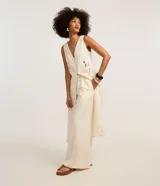 Pantalón pantalona color beige, confeccionado en viscolino con elástico y lazo ajustable en la cintura, de corte amplio y fluido.