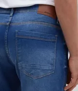 Pantalón de jean azul, corte recto, marca Marfinno.