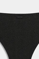 Bombacha de bikini negra con acabado brillante y textura en zigzag, de corte clásico.