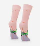 Par de medias de caña alta con diseño de Patricio Estrella de Bob Esponja, con cuerpo rosado, short de baño verde y pies lilas.