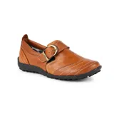 Zapato bajo de cuero negro con diseño artesanal, hebilla lateral metálica dorada y costuras decorativas.