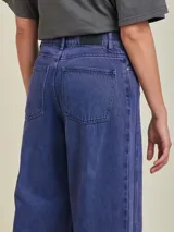 Pantalón de jean de corte ancho, color azul con efecto gastado.