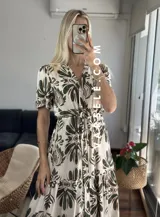 Vestido midi con estampado floral en tonos marrones y beige, corte camisero con cuello en V y botones frontales.