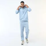 Pantalón de jogging color azul claro, confeccionado en tejido de muletón, con cintura elástica y cordones ajustables.