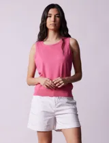 Musculosa tejida color fucsia de hilado fino, con cuello redondo y sisas amplias.