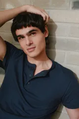 Remera azul marino de manga corta con cuello henley y tres botones.