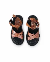 Sandalias Everest de cuero marrón con textura símil serpiente y suela negra plana. Poseen tiras cruzadas en el empeine y tira ajustable con hebilla metálica en el talón.
