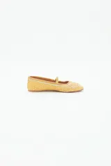 Bailarina negra de estilo plano con tira de terciopelo que cruza el empeine. Presenta bordados intrincados en hilo dorado y apliques de lentejuelas y cuentas en la punta y el cuerpo del zapato.