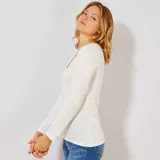 Camiseta blanca de manga larga con cuello en V.