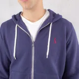 Campera con capucha azul marino, con cierre frontal y cordones blancos.