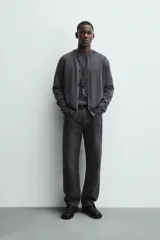 Cárdigan de punto con lana, de corte regular fit, cuello redondo y manga larga. Presenta cierre frontal con botones y acabados en rib en puños y bajo.