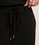 Pantalón femenino negro, modelo wide leg, de cintura alta con cordón ajustable y lazo. Presenta textura arrugada característica del tejido crepé airflow y bolsillos laterales.
