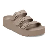 Sandalias de plataforma Papillio modelo Florida III Flex Platform, color gris taupe, con tres tiras ajustables con hebillas y suela dentada de EVA.