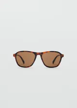 Lentes de sol con armazón de policarbonato con estampado carey y lentes marrones.