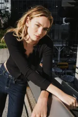 Conjunto de chaqueta de punto de cuello redondo y manga larga con cierre frontal de botones, combinada con un top interior de escote en pico con detalles de encaje.