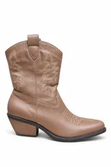 Bota tejana de cuero color tostado con costuras decorativas contrastantes en la caña y el empeine. Cuenta con taco bloque imitación madera y punta perfilada.